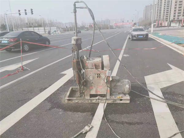 东乌珠穆沁公路路面下沉沉降开裂注浆加固施工
